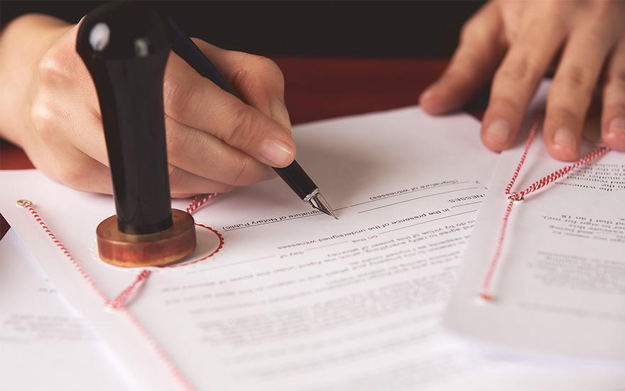 Stempel i podpis notarialny